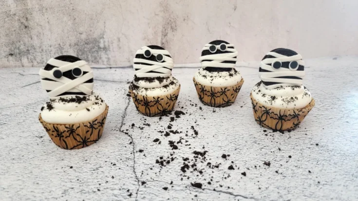 Peekaboo Mummy Cupcakes: Vanilla Cakes with Oreo Hearts