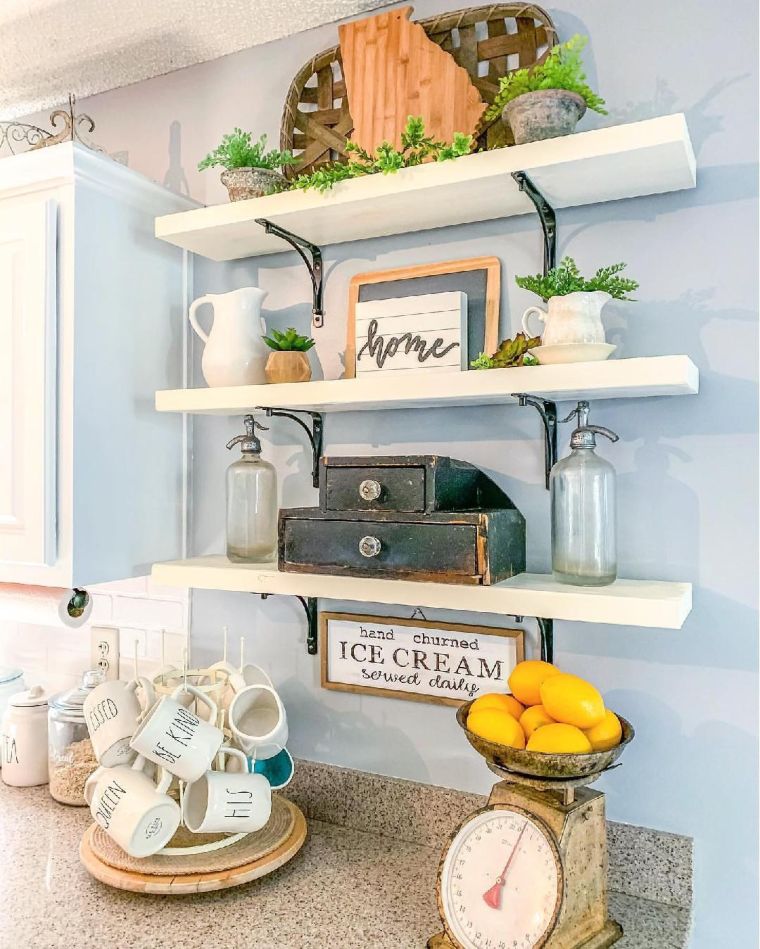 Charming Summer Idea: Vintage Shelf Decor