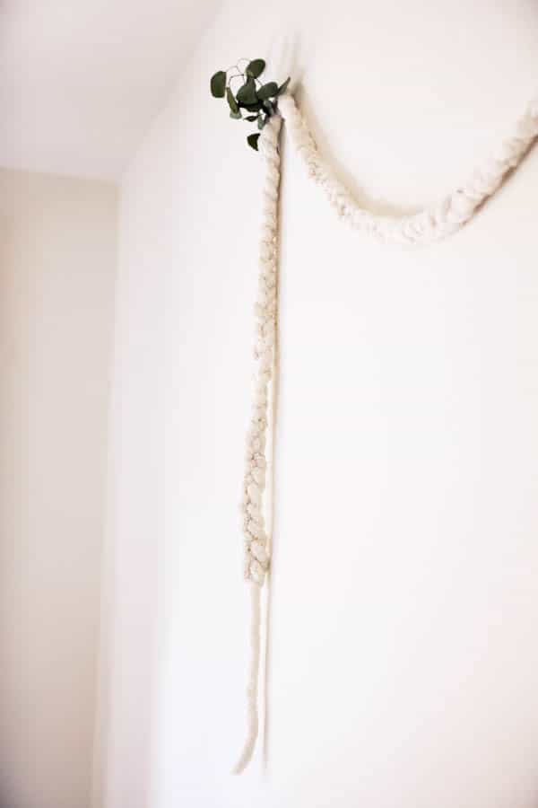 Knotted Yarn Garland: Texture-Rich Winter Statement