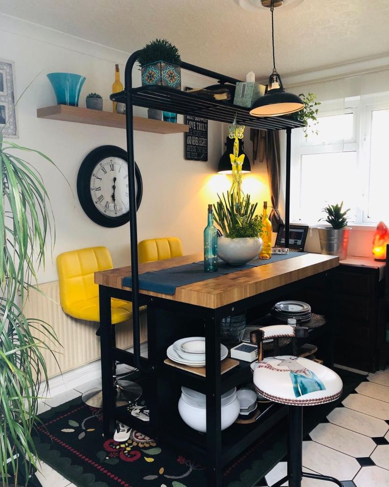 Island-by-Day, Bistro-by-Night