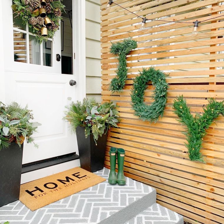 Evergreen Elegance: A Christmas Porch That Lasts All Season