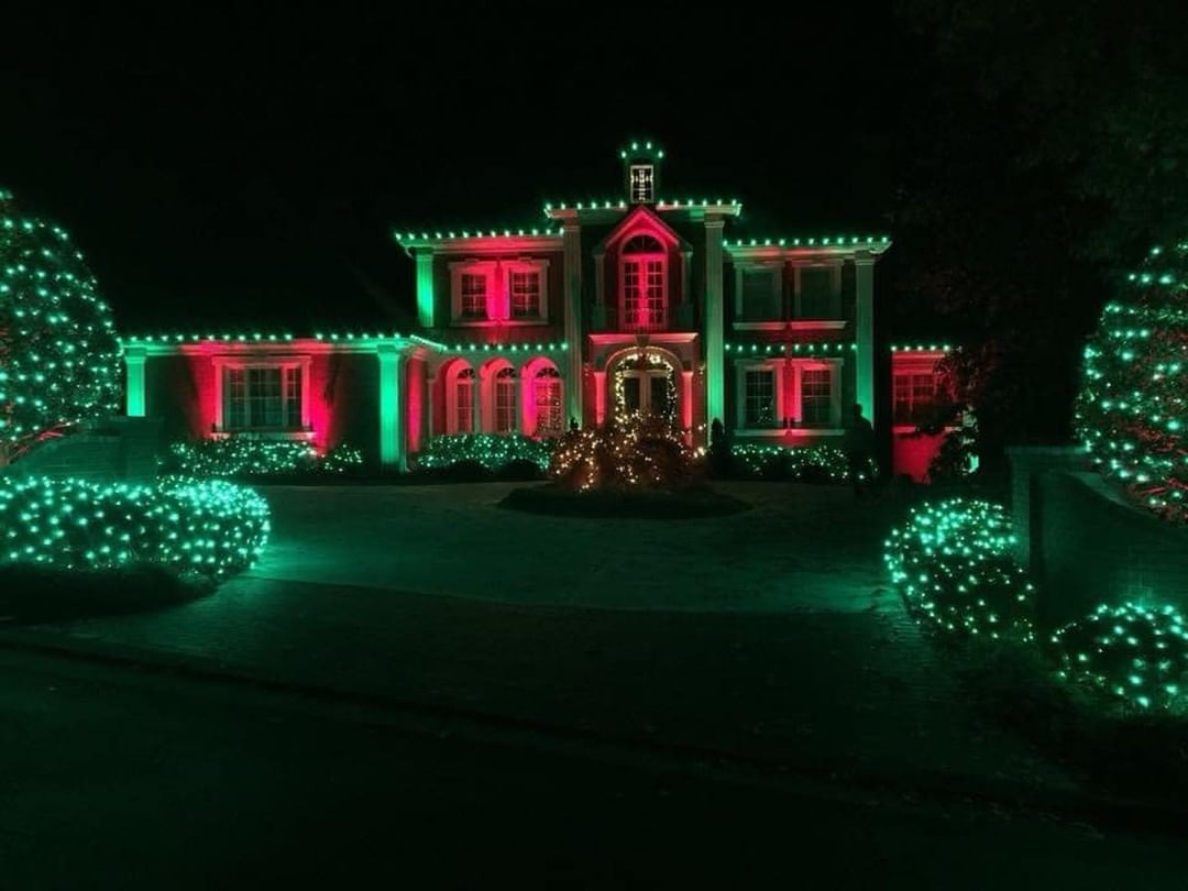 Elegant Red-and-Green Lighting Scheme