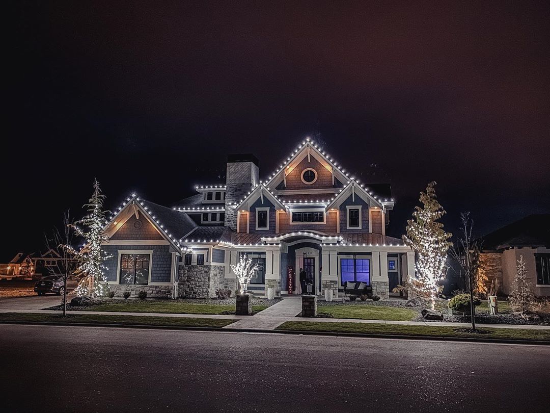 Frosted Rooflines: Icicle Light Magic