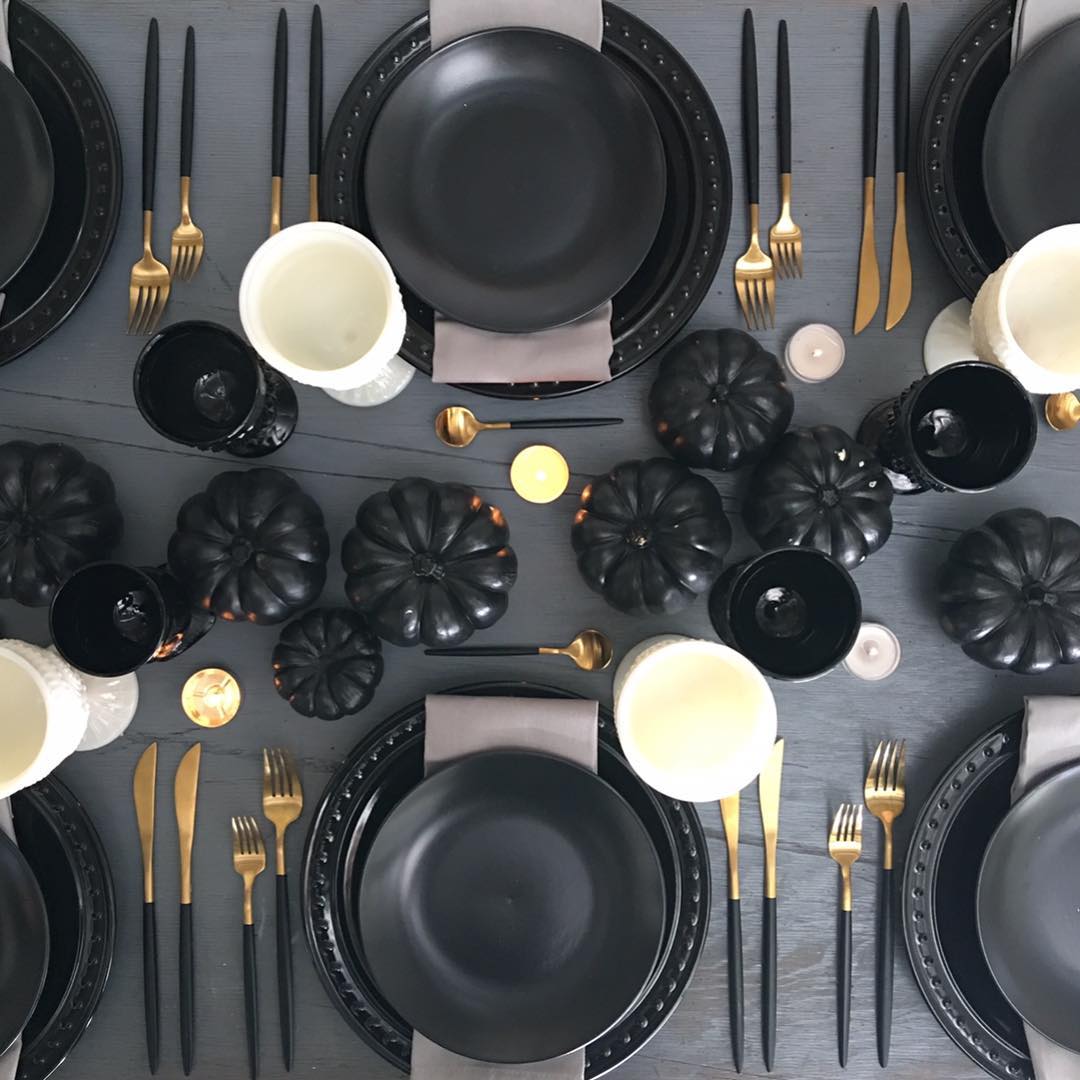 Midnight Elegance: A Spooky Yet Sophisticated Halloween Table