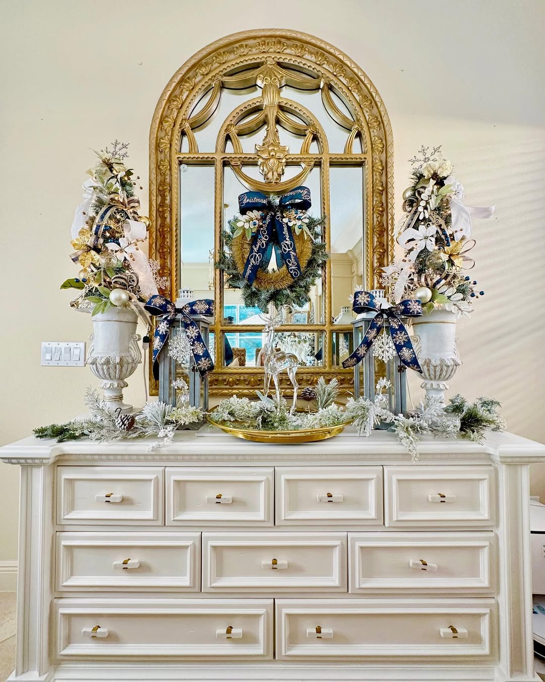 Try a Blue-and-Gold Vignette