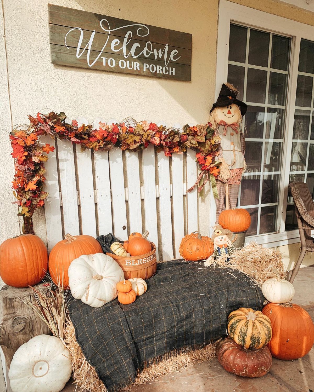 Snuggle Up Spot with Hay Bale Charm