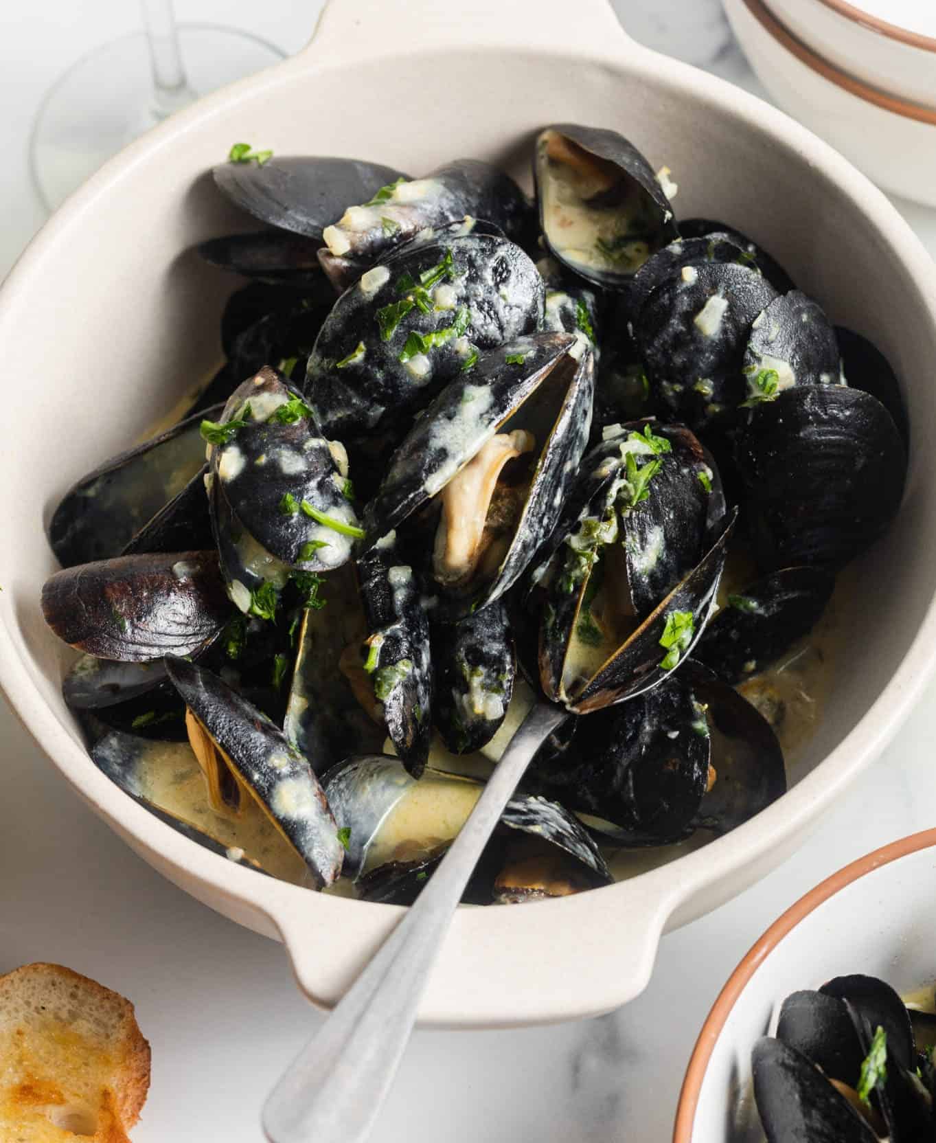 Tarragon White Wine Mussels in Garlic Cream